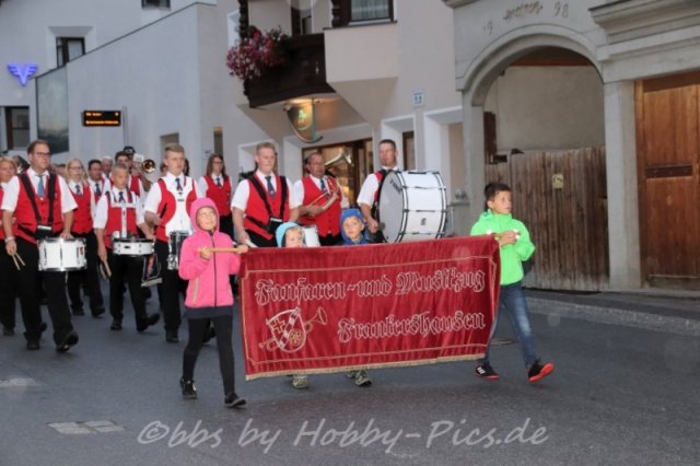 Festzug zum Festzelt