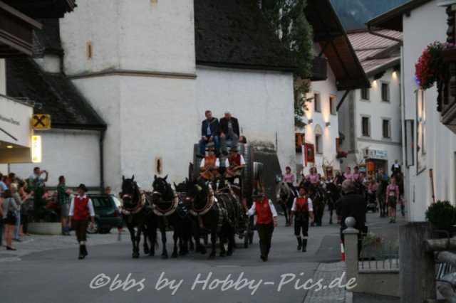 Pfunds-Kerle Fest, Einzug ins Festzelt