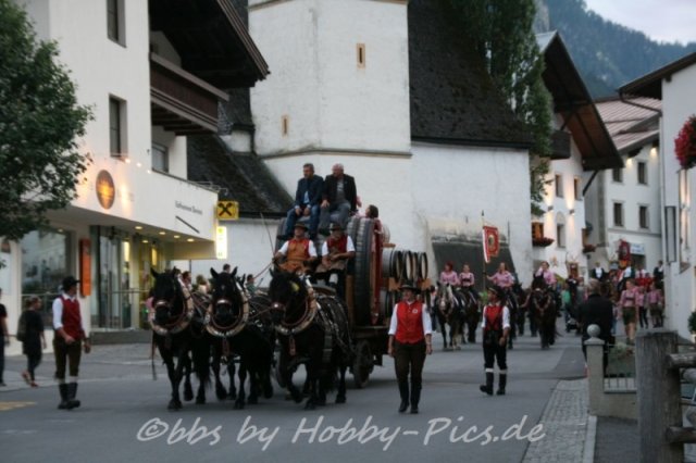 Pfunds-Kerle Fest, Einzug ins Festzelt