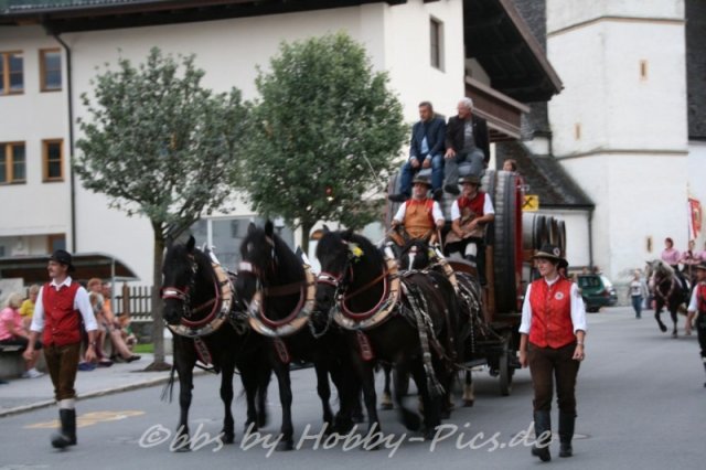 Pfunds-Kerle Fest, Einzug ins Festzelt