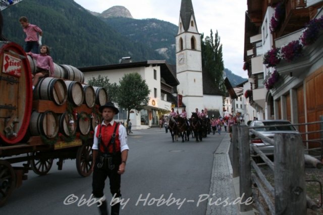Pfunds-Kerle Fest, Einzug ins Festzelt