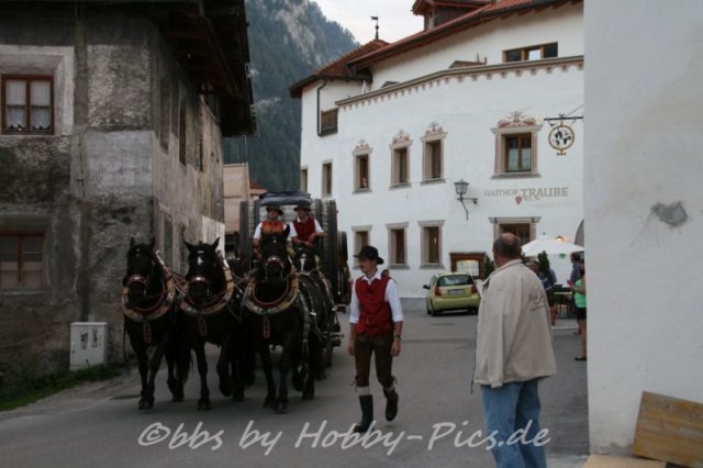 Pfunds-Kerle Fest, Einzug ins Festzelt