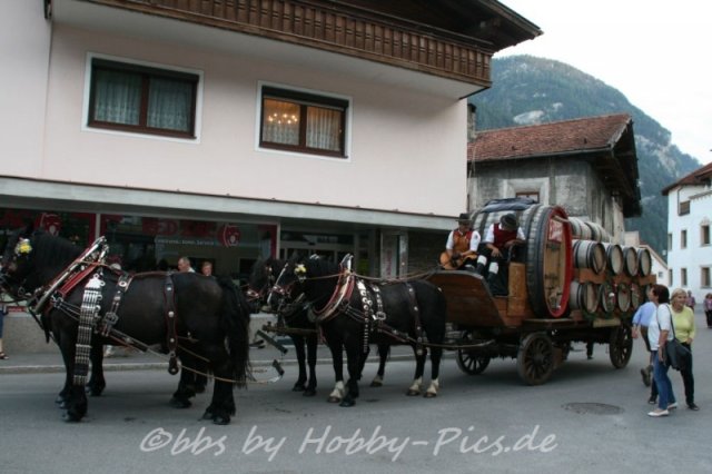 Pfunds-Kerle Fest, Einzug ins Festzelt