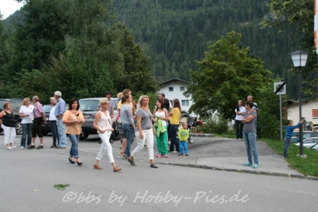 Pfunds-Kerle Fest, Einzug ins Festzelt