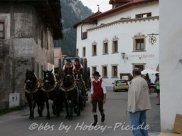 Pfunds-Kerle Fest, Einzug ins Festzelt